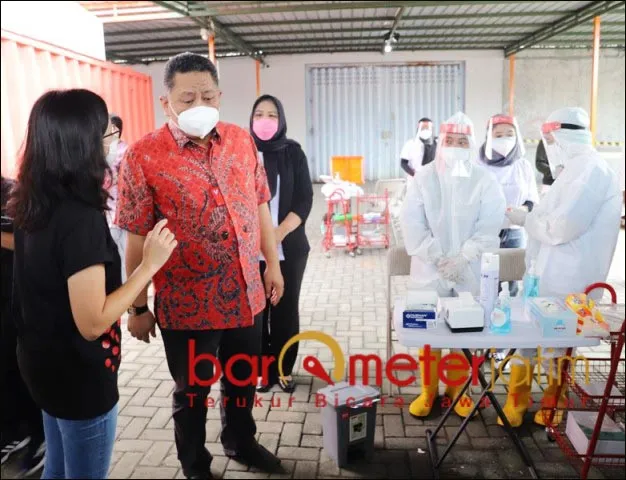 SWAB PCR NEO CLINIC: Whisnu Sakti Buana tinjau layanan swab PCR saat pembukaan Neo Clinic. | Foto: Barometerjatim.com/ROY HS