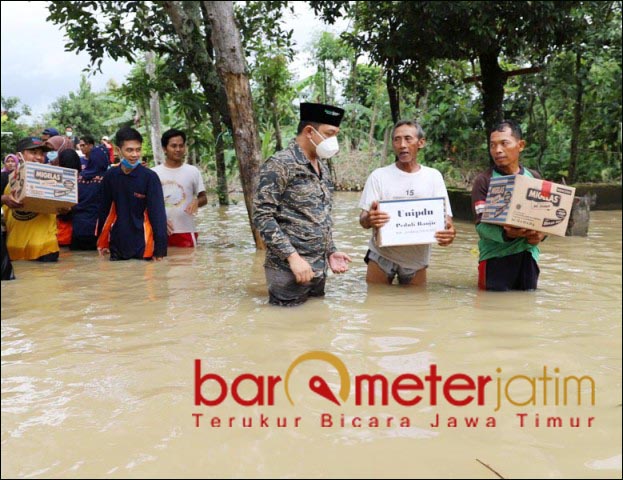 TEMUI KORBAN BANJIR: Gus Hans, keliling temui warga dan beri bantuan korban banjir di Jombang. | Foto: Barometerjatim.com/ROY HS