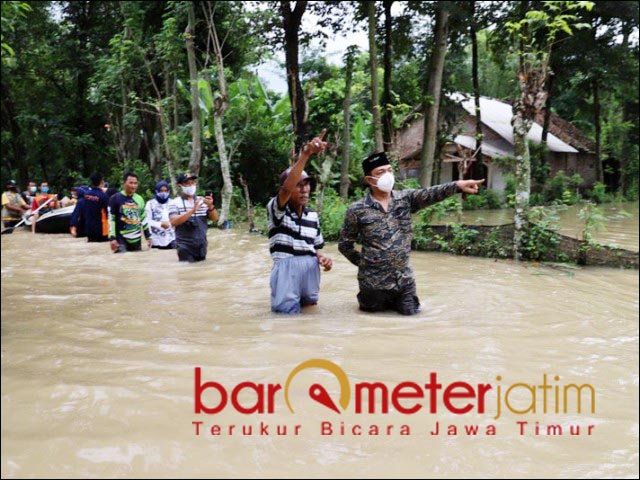 TERABAS: Gus Hans, terabas air setinggi satu meter untuk beri bantuan korban banjir di Jombang. | Foto: Barometerjatim.com/ROY HS