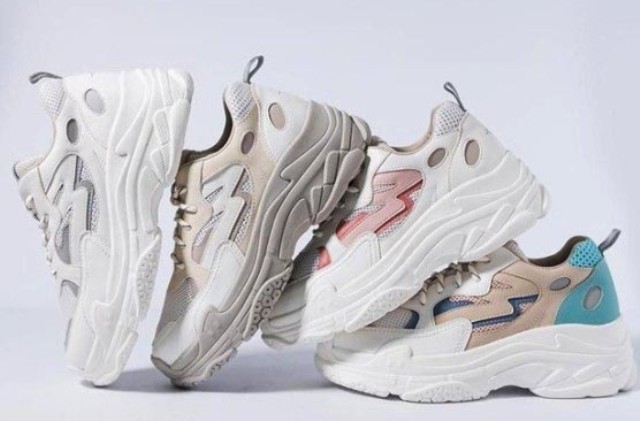 RP 200 RIBUAN: Harga dari produk sepatu Kronikel berkisar Rp 200 ribuan. | Foto: IST