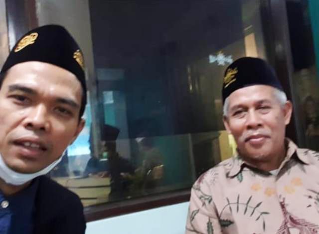 BERSAMA KETUA PWNU JATIM: UAS bersama Ketua PWNU Jatim, KH Marzuki Mustamar di kantor PWNU Jatim. | Foto: IG UAS