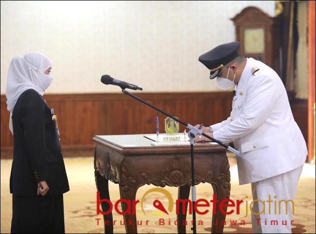 RESMI WALI KOTA: Gubernur Khofifah melantik Whisnu Sakti Buana sebagai wali kota Surabaya. | Foto: Barometerjatim.com/ROY HS
