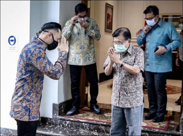 DIMINTA BERSABAR: AHY pamit ke JK setelah satu jam lebih membicarakan isu-isu terkini dan masalah kebangsaan. | Foto: IST