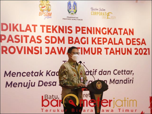 DIPUJI WALI KOTA BATU: Aries Agung Paewai, saat memberi pemaparan terkait Diklat Kades di Batu. | Foto: Barometerjatim.com/ROY HS