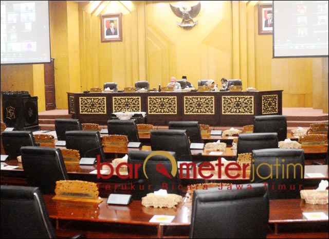PARIPURNA VIRTUAL: Paripurna DPRD Surabaya di tengah pandemi Covid-19 yang digelar secara virtual.| Foto: Barometerjatim.com/ANDRIAN