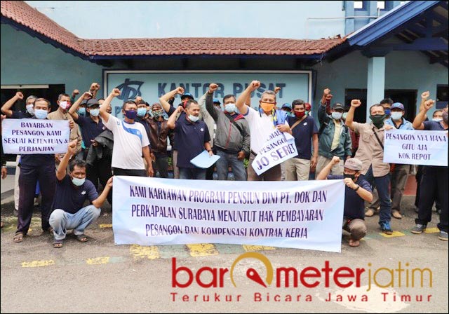 TUNTUT HAK: Eks karyawan PT DBS Persero, baru satu termin pesangon yang dibayarkan. | Foto: Barometerjatim.com/ROY HS