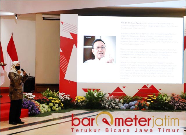 MOTIVASI KADES: Khofifah, memotovasi Kades dengan karir hebat Ryaas Rasyid yang dimulai dari Kades. | Foto: Barometerjatim.com/ROY HS