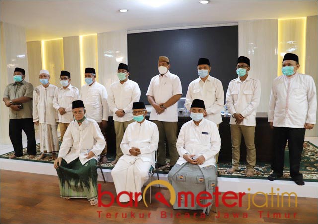SAMBUTAN HANGAT NU: Pengurus Partai Gerindra dan PWNU Jatim foto bersama usai pertemuan. | Foto: Barometerjatim.com/ROY HS