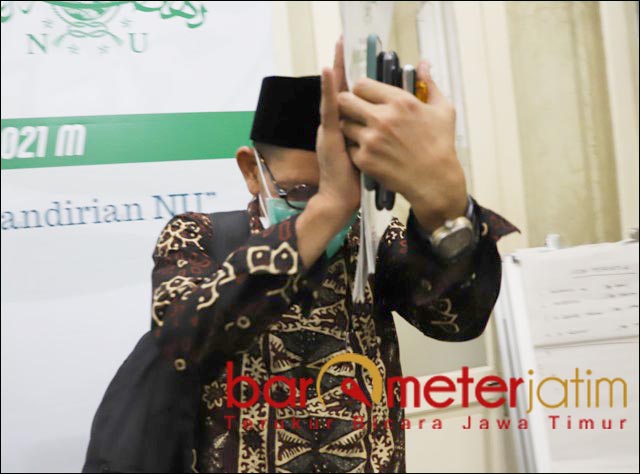 NO COMMENT: Robikin Emhas, enggan komentar ke wartawan usai gelar Konfercab PCNU Surabaya. | Foto: Barometerjatim.com/ROY HS