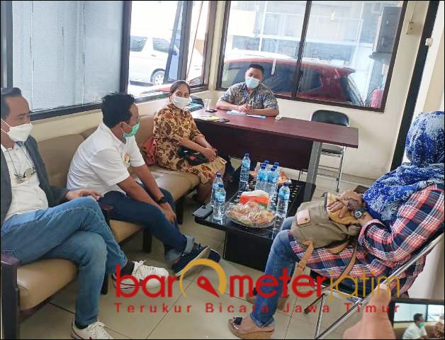SIDAK SOAL PHK: Komisi D DPRD bertemu dengan pihak PT Gorom Kencana terkait PHK sepihak. | Foto: Barometerjatim.com/ANDRIAN