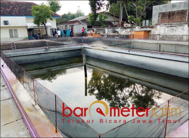 DITUTUP: Empat kolam di area Rumdis DKP Jatim akhirnya ditutup setelah sempat dituding ilegal. | Foto Barometerjatim.com/ROY HS