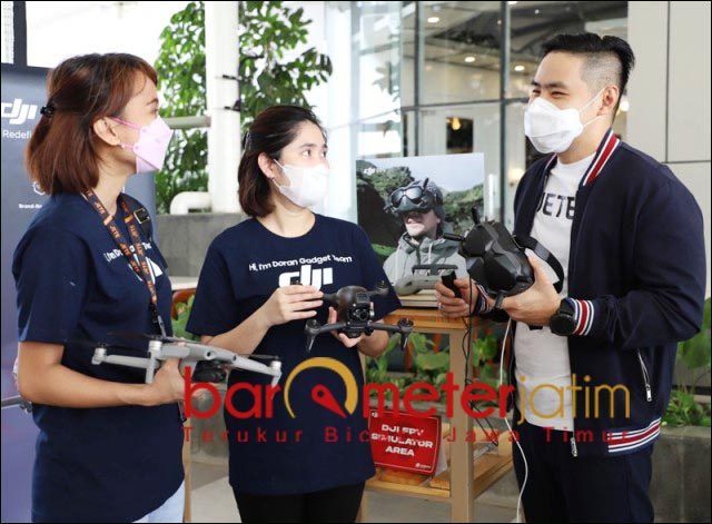 DJI MARKET LEADER: CEO Doran Gadget, Jhonny Thio Doran (KANAN), DJI market leader drone. | Foto: Barometerjatim.com/ROY HS