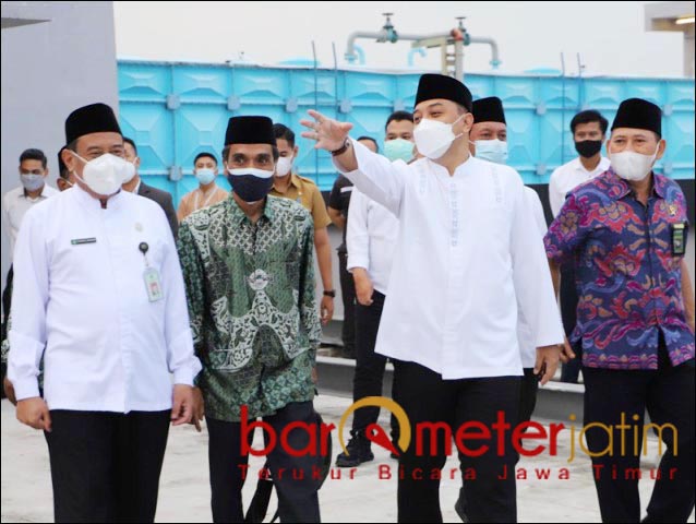 KEBERSAMAAN: Eri Cahyadi bersama tokoh agama di rooftop One Icon Residence, kawasan Tunjungan Plaza. | Foto: Barometerjatim.com/ROY HS