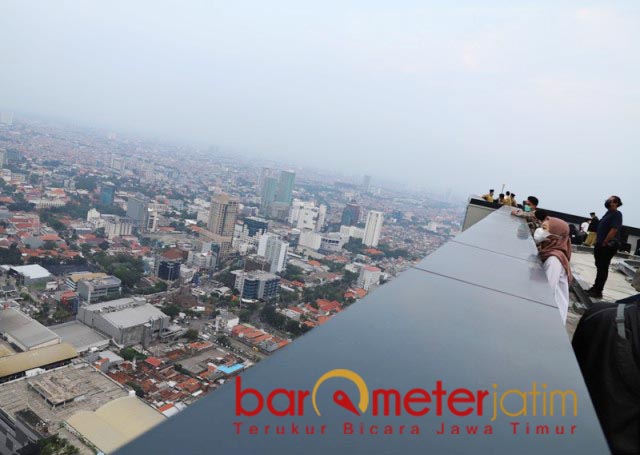 LAYAK: Rooftop One Icon Residence, kawasan Tunjungan Plaza, layak jadi tempat rukyatul hilal. | Foto: Barometerjatim.com/ROY HS