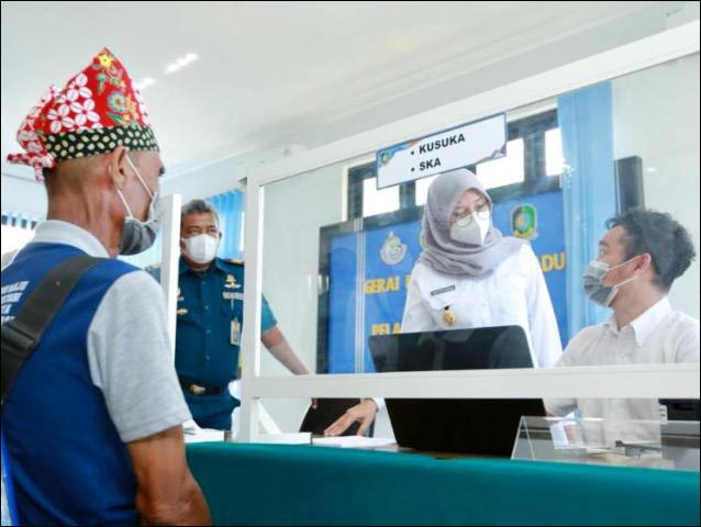 URUS DOKUMEN CUKUP DI SINI: Bupati Ipuk Fiestiandani meninjau layanan GPPT khusus nelayan di Pantai Grajagan. | Foto: IST