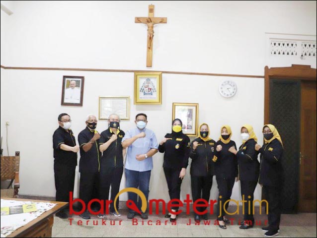 SEMANGAT PERANGI NARKOBA: Pengurus Granat Jatim berpose dengan Romo Yosef Eka Budi Susila. | Foto: Barometerjatim.com/ROY HS