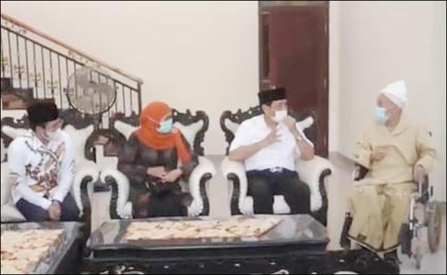 APA YG DIBICARAKAN?: Didampingi Bupati Bangkalan, Ra Imron, Kiai Zubair terima Luhut dan Khofifah. | Foto: Capture Video/IST