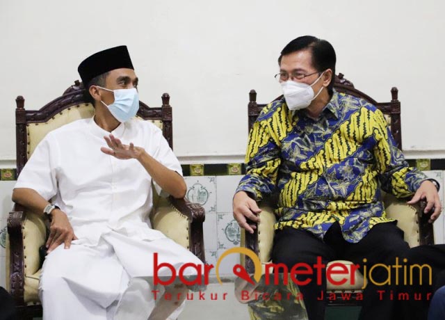 SINERGI: KH Muhibbin Zuhri dan Pendeta Sudhi Dharma, sinergi kegiatan sosial dan keagamaan. | Foto: Barometerjatim.com/ROY HS