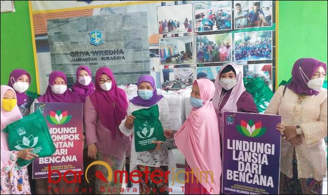 BERBAGI: Perempuan Bangsa Jatim memberikan bingkisan kepada lansia di Griya Werdha. | Foto: Barometerjatim.com/ANDRIAN
