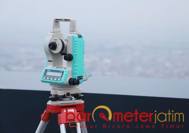 ALAT BANTU LIHAT HILAL: Theodolite, akurasi alat pengukur sudut ini dianggap sangat presisi. | Foto: Barometerjatim.com/ROY HS