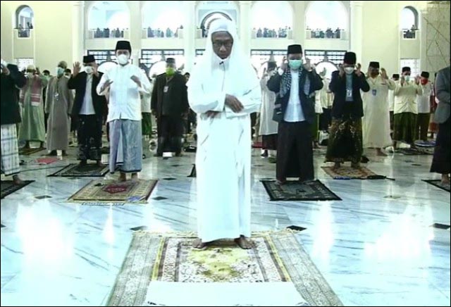 SHALAT IDUL FITRI: Anwar Sadad (berserban Palestina) bersama ribuan jamaah shalat Id di Masjid Al Akbar. | Foto: IST