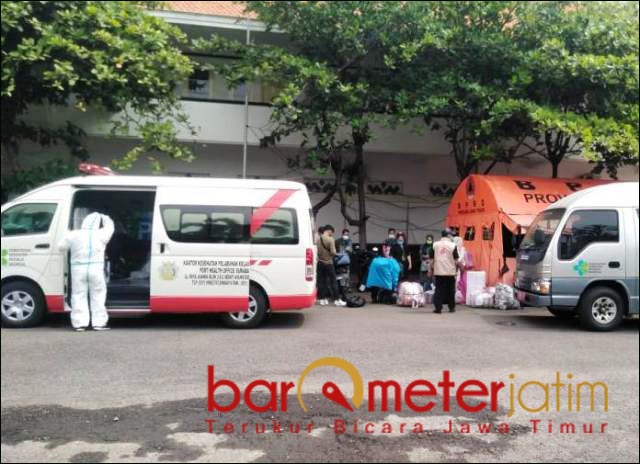 TANGANI POSITIF: Pekerja migran positif Covid-19 dibawa di RS Lapangan Indrapura. | Foto: Barometerjatim.com/ROY HS
