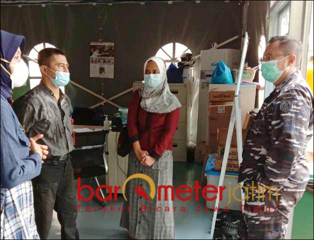 KOORDINASI: Dokter Nalendra (kanan) berkoordinasi menyiapkan tim dokter dan relawan RSLKI. | Foto: Barometerjatim.com/ROY HS