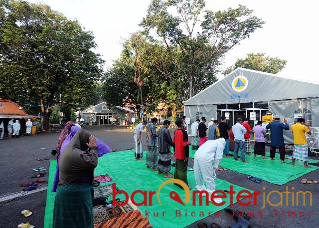 DUA ZONA: Shalat Idul Fitri di RS Lapangan Indrapura dibagi dalam dua zona. | Foto: Barometerjatim.com/IST