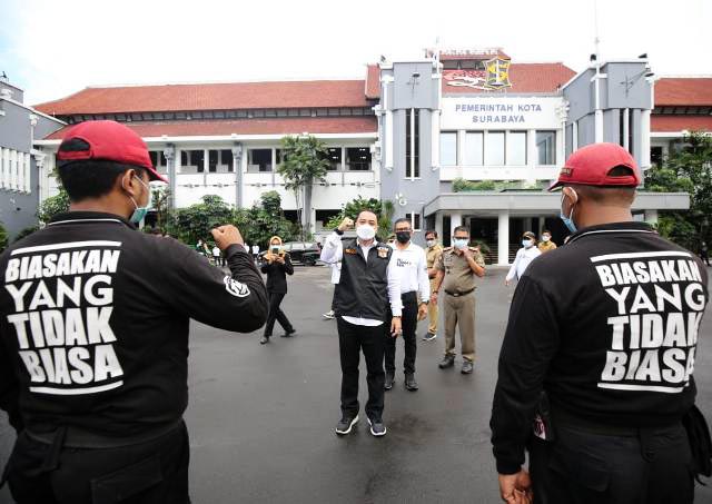 SEMANHAT JIHAD: Wali Kota Eri Cahyadi, pompa semangat jihad para petugas dalam hadapi Covid-19. | Foto: Barometerjatim.com/IST