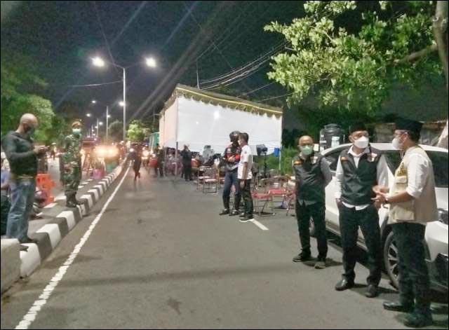 TINJAU PENYEKATAN: Eri Cahyadi dan Ra Latif meninjau penyekatan di Suramadu sisi Surabaya. | Foto: Barometerjatim.com/IST