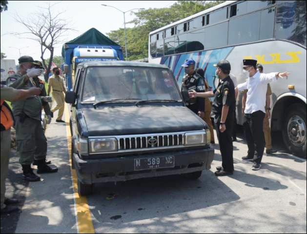 TURUN KE PENYEKATAN: Ormas Madura Asli (Madas) bantu penyekatan di Suramadu sisi Surabaya. | Foto: Barometerjatim.com/IST