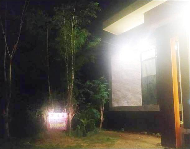 SEGERA EVALUASI: Rumah rumah isolasi di wilayah Kecamatan Banyuates yang dipasangi banner. | Foto: Barometerjatim.com/IST