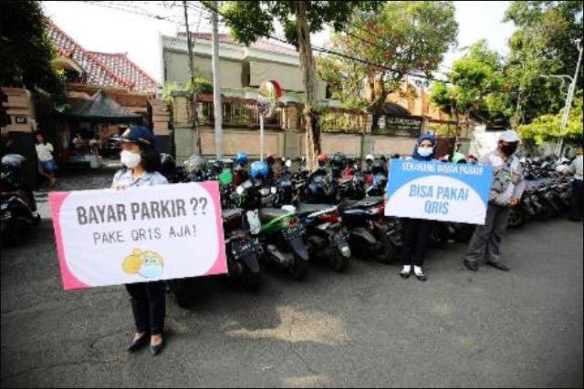 PAKE QRIS AJA!: Sosialisasi bayar parkir pakai QRIS, sudah selayaknya diterapkan Surabaya. | Foto: IST