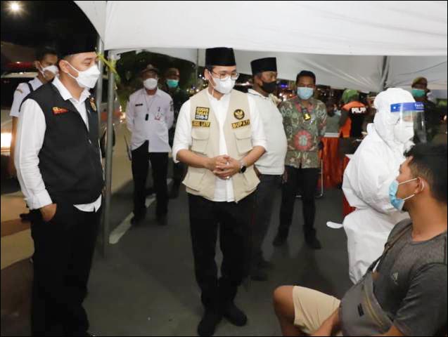 BERSAUDARA: Eri Cahyadi (kiri) bersama Bupati Bangkalan, Ra Latif di Pos Penyekatan Suramadu. | Foto: Barometerjatim.com/IST