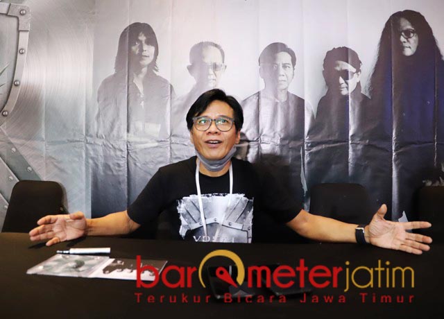 MELENGKING BARENG XREAL: Arul Efansyah, eks vokalis Power Metal yang kini melengking bersama XREAL. | Foto: Barometerjatim.com/ROY HS