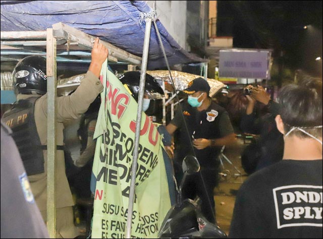 LANGGAR PPKM DARURAT: Warung yang masih buka di atas pukul 20.00 WIB langsung ditutup. | Foto: Barometerjatim.com/IST