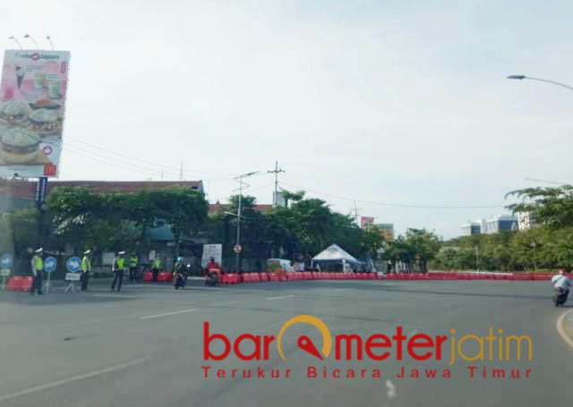 HINGGA 25 JULI: Penyekatan PPKM Darurat di Jalan A Yani Surabaya. Diperpanjang hingga 25 Juli 2021. | Foto: Barometerjatim.com/ROY HS