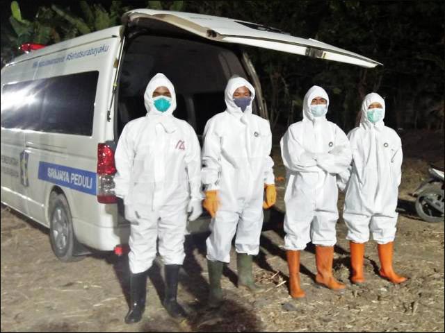 PETARUHKAN NYAWA: Sejumlah petugas pemakaman jenazah akibat Covid-19 di TPU Keputih Surabaya. | Foto: Barometerjatim.com/IST