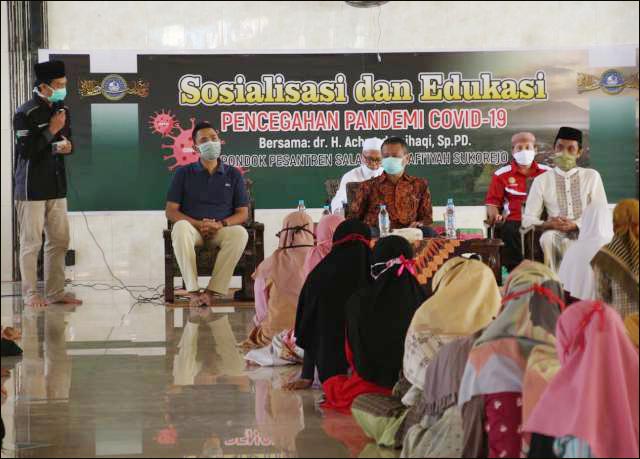 CEGAH COVID-19: Sosialisasi dan edukasi pencegahan pandemi Covid-19 di Pesantren Salafiyah Syafiiyah | Foto: IST