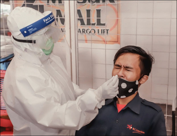 SWAB ANTIGEN: Surabaya gencar lakukan testing untuk mendeteksi penularan Covid-19. | Foto: Barometerjatim.com/IST
