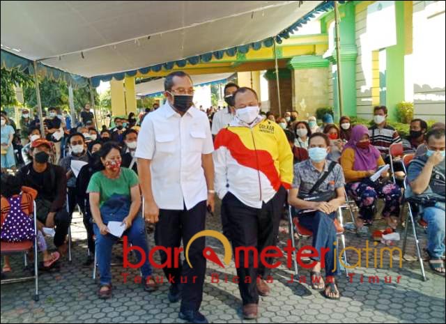 VAKSINASI GOLKAR: Sarmuji (kanan) dan Sahat Tua Simanjuntak tinjau vaksinasi di Golkar Jatim. | Foto: Barometerjatim.com/IST