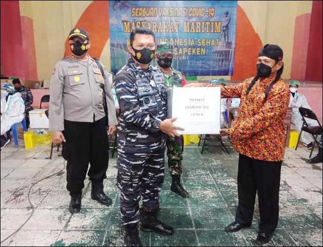 BANTUAN APD: Selain vaksinasi, Koarmada II juga menyerahkan bantuan APD di Pulau Sapeken. | Foto: Koarmada II