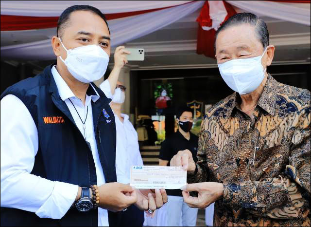 SEMANGAT SURABAYA: Eri Cahyadi terima cek Rp 2 miliar dari Heru Budi Hartono untuk penanganan Covid-19 di Surabaya. | Foto: IST