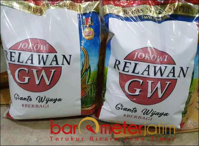 RELAWAN GW: Paket sembako Relawan GW berisi beras premium 5 Kg, gula 1 Kg, dan minyak goreng 1 liter. | Foto: Barometerjatim.com/ROY HS
