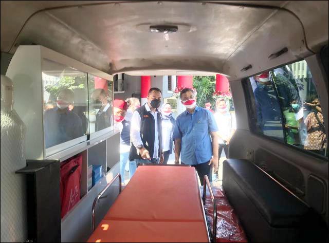 TINJAU AMBULANS: Eri Cahyadi (kiri) meninjau ambulans bantuan dari Keluarga Besar Airlangga (Kalingga). | Foto: IST