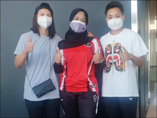 INDONESIA DI OLIMPIADE TOKYO: Qomarul Lailah bersama peraih medali emas, Greysia Polii-Apriyani Rahayu. | Foto: IST