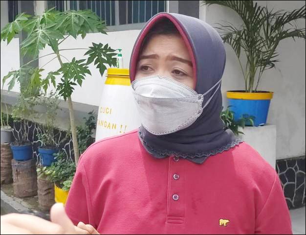 SAMPAH MASKER: Anna Fajriatin, sampah masker di Surabaya sebulan bisa capai 863,15 kilogram. | Foto: Barometerjatim.com/IST
