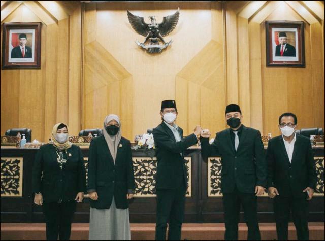 KOMPAK: Pimpinan DPRD Surabaya bersama Wali Kota Eri Cahyadi usai pengesahan APBD-P 2021. | Foto: Barometerjatim.com/IST