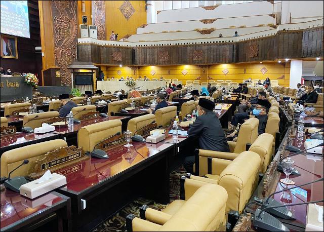 DIHUJANI INTERUPSI: Pembahasan P-APBD Jatim 2021 dihujani interupsi lima fraksi DPRD Jatim. | Foto: Barometerjatim.com/IST