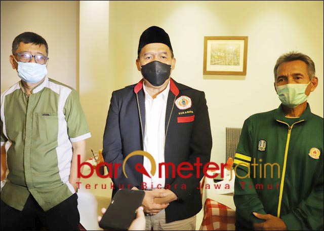 DARI KIRI: Aji Nur Sudarusman, Bambang Haryo, dan Karyono, berjuang demi medali emas Jatim. | Foto: Barometerjatim.com/ROY HS